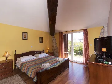 4-Bedroom House with Private Pool in Labin