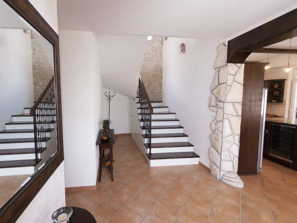 4-Bedroom House with Private Pool in Labin