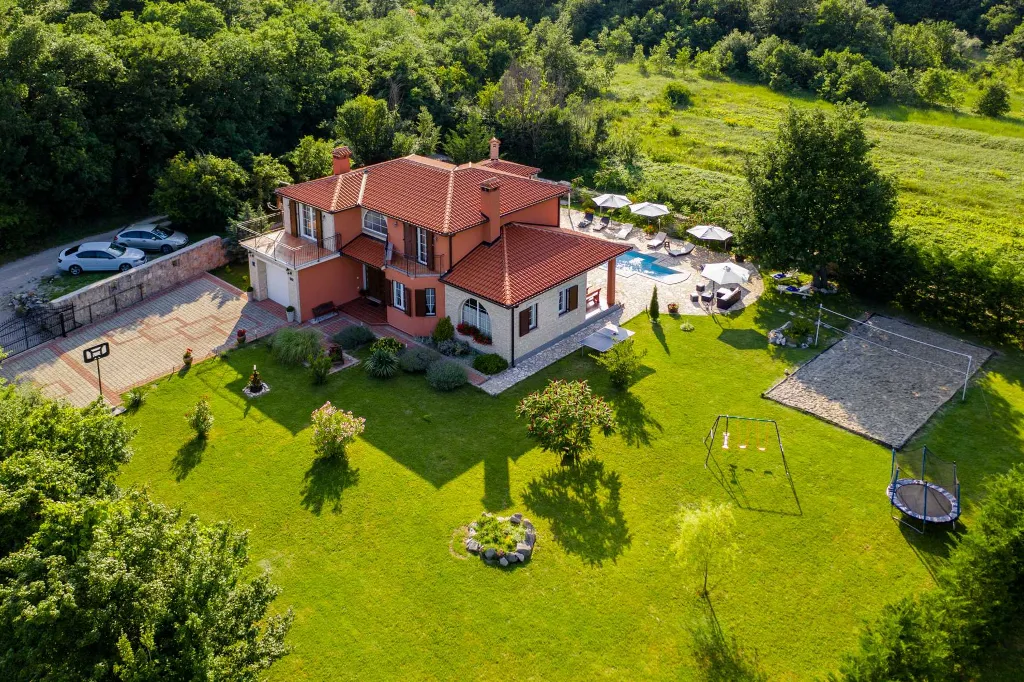 4-Bedroom House with Private Pool in Labin