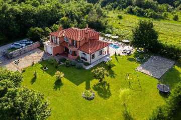 4-Bedroom House with Private Pool in Labin