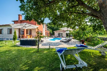 4-Bedroom House with Private Pool in Labin