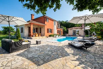 4-Bedroom House with Private Pool in Labin