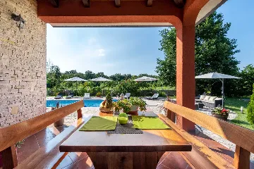 4-Bedroom House with Private Pool in Labin