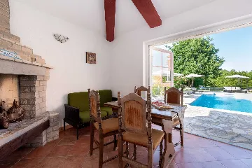 4-Bedroom House with Private Pool in Labin