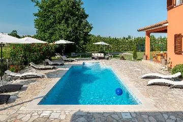 4-Bedroom House with Private Pool in Labin