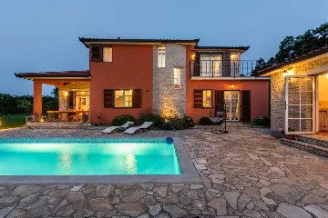 4-Bedroom House with Private Pool in Labin