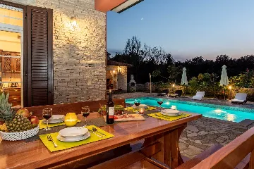 4-Bedroom House with Private Pool in Labin