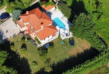 4-Bedroom House with Private Pool in Labin