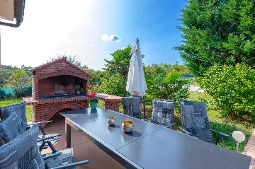 4-Bedroom House with Private Pool in Žminj