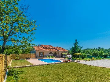 4-Bedroom House with Private Pool in Žminj