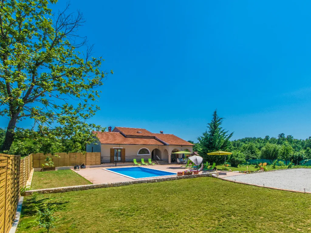 4-Bedroom House with Private Pool in Žminj
