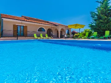 4-Bedroom House with Private Pool in Žminj