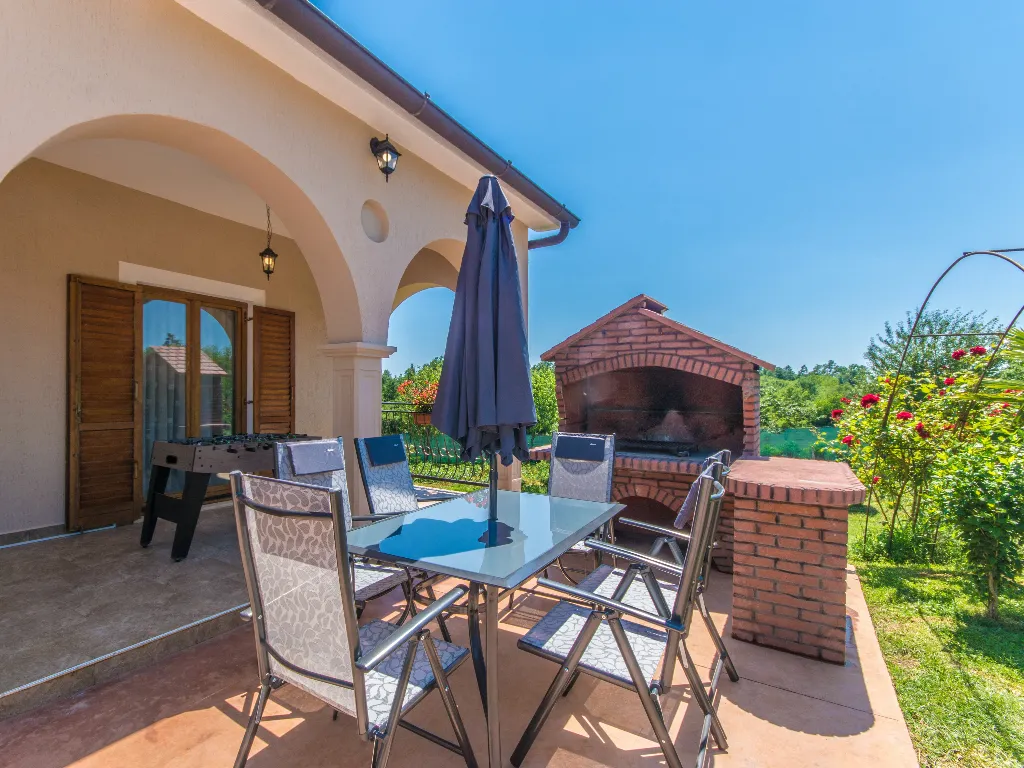 4-Bedroom House with Private Pool in Žminj