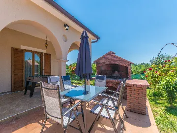 4-Bedroom House with Private Pool in Žminj