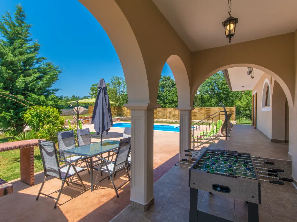 4-Bedroom House with Private Pool in Žminj