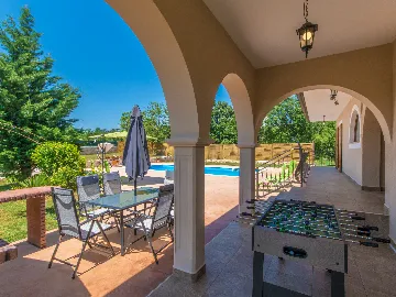 4-Bedroom House with Private Pool in Žminj