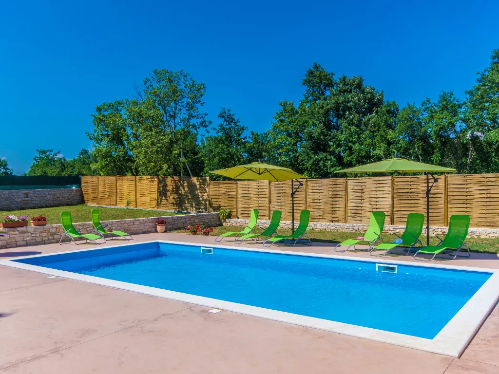 4-Bedroom House with Private Pool in Žminj