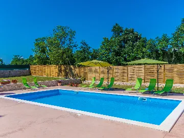 4-Bedroom House with Private Pool in Žminj