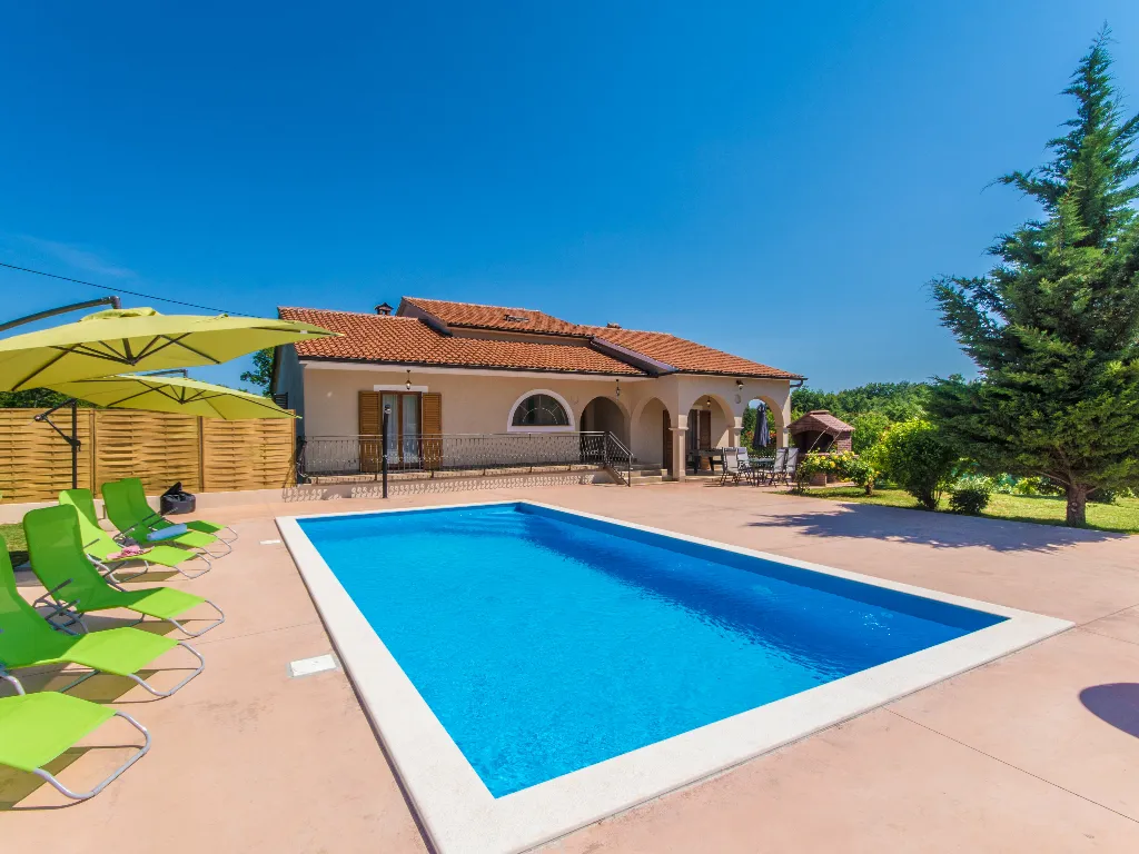 4-Bedroom House with Private Pool in Žminj