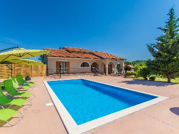 4-Bedroom House with Private Pool in Žminj