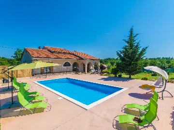4-Bedroom House with Private Pool in Žminj
