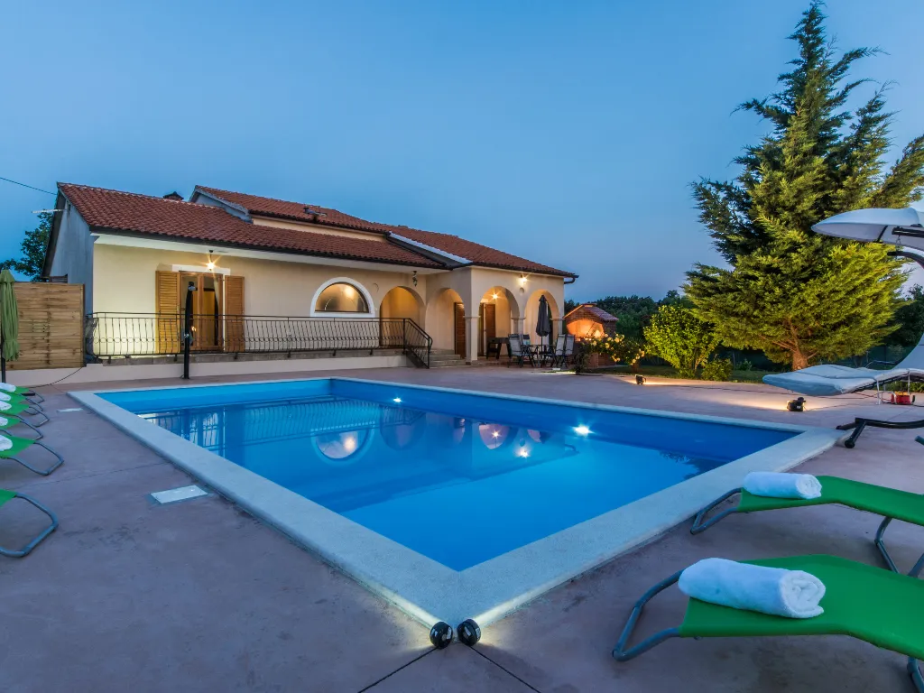 4-Bedroom House with Private Pool in Žminj