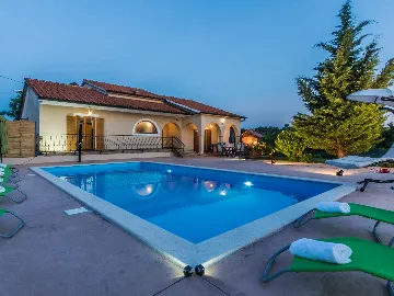 4-Bedroom House with Private Pool in Žminj