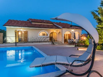 4-Bedroom House with Private Pool in Žminj