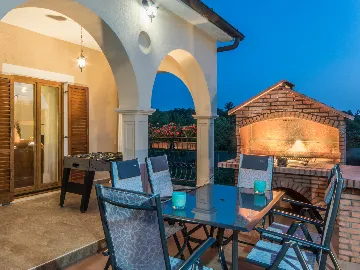 4-Bedroom House with Private Pool in Žminj