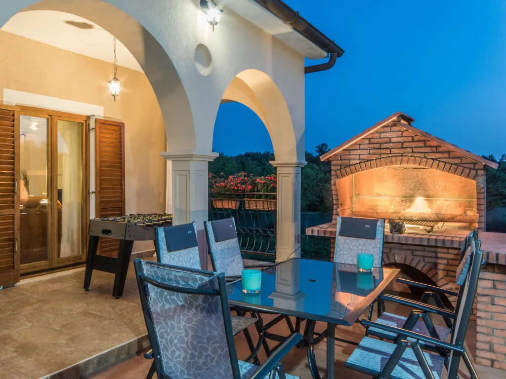 4-Bedroom House with Private Pool in Žminj