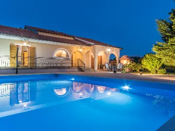 4-Bedroom House with Private Pool in Žminj