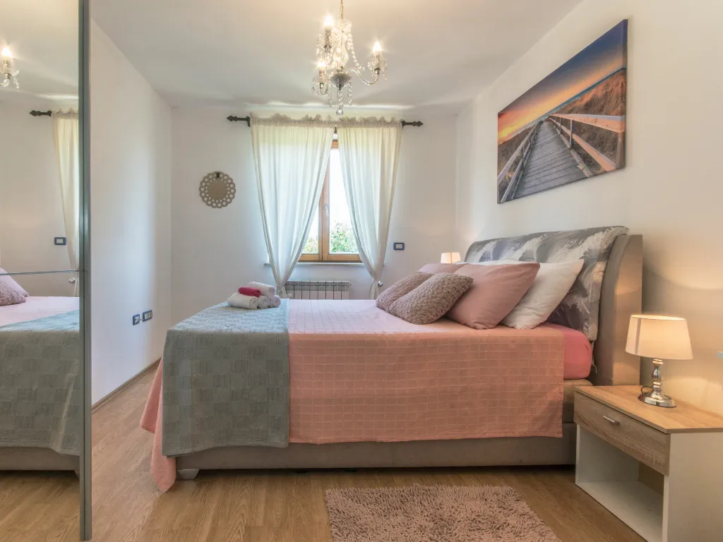4-Bedroom House with Private Pool in Žminj