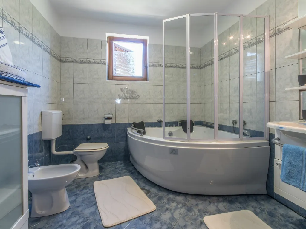 4-Bedroom House with Private Pool in Žminj