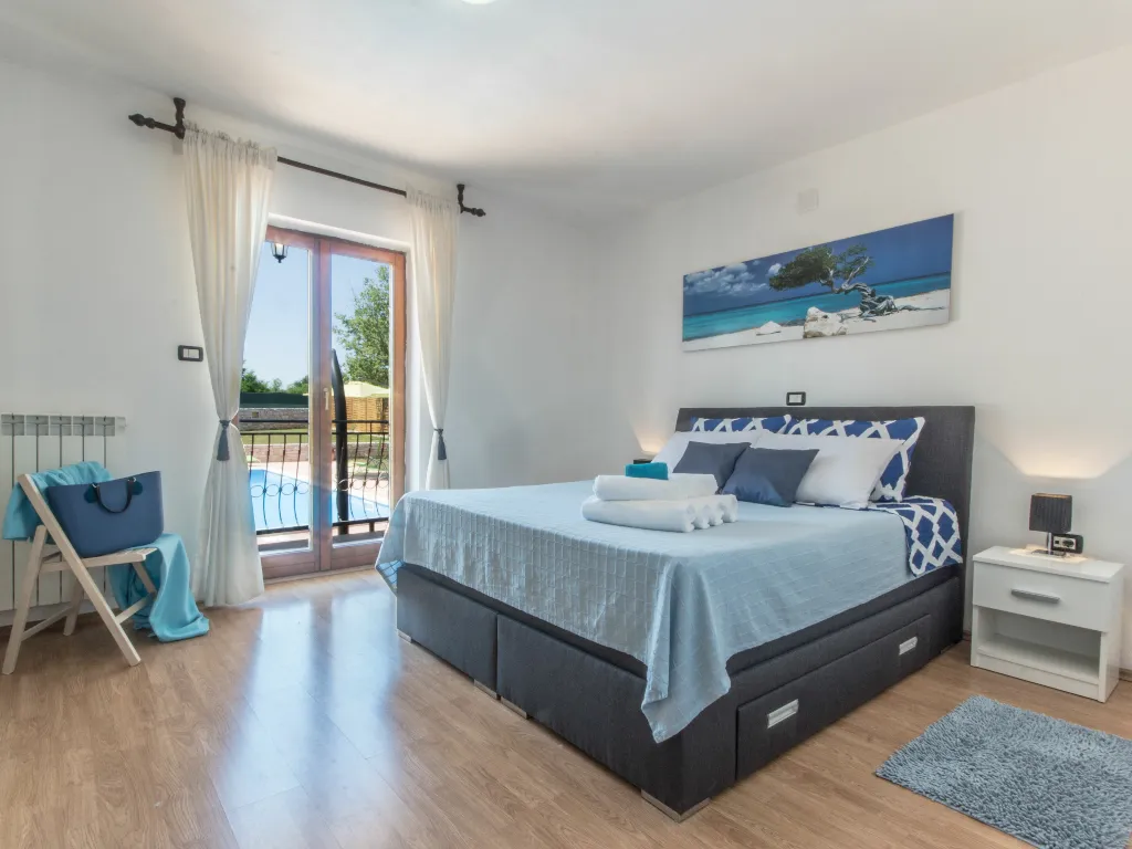 4-Bedroom House with Private Pool in Žminj