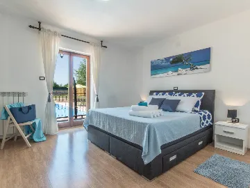 4-Bedroom House with Private Pool in Žminj