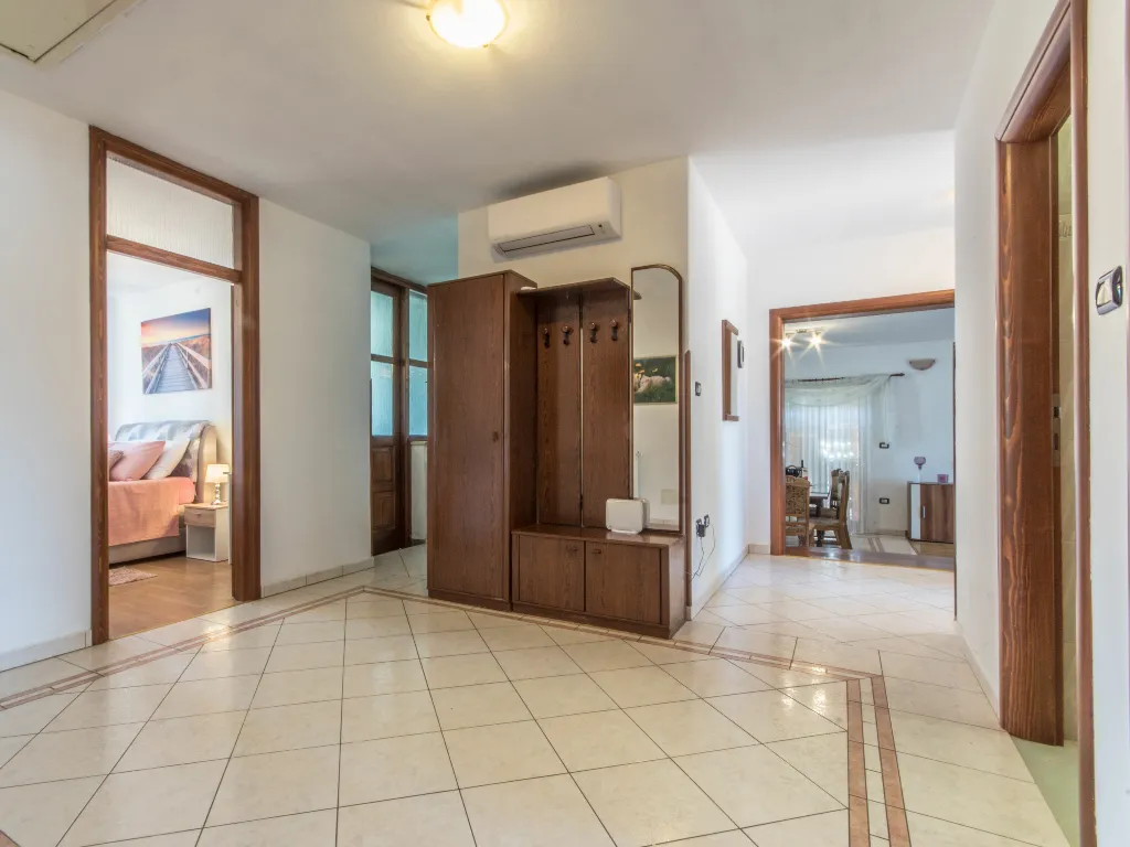 4-Bedroom House with Private Pool in Žminj
