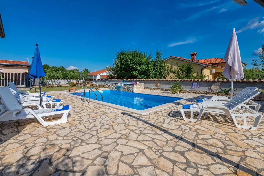 5-Bedroom House in Nedešćina for Up to 9 Guests
