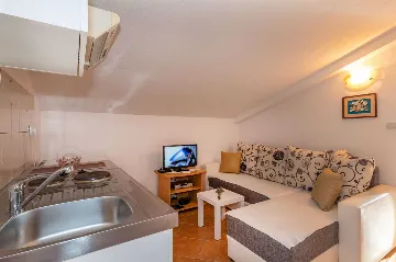 5-Bedroom House in Nedešćina for Up to 9 Guests