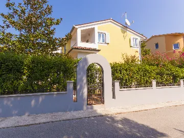 5-Bedroom House with Terrace Jacuzzi in Premantura