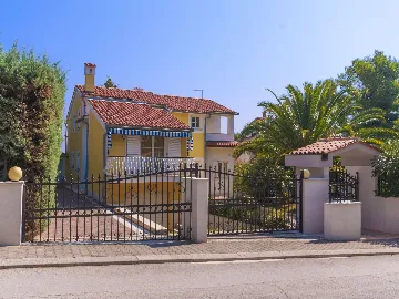 5-Bedroom House with Terrace Jacuzzi in Premantura