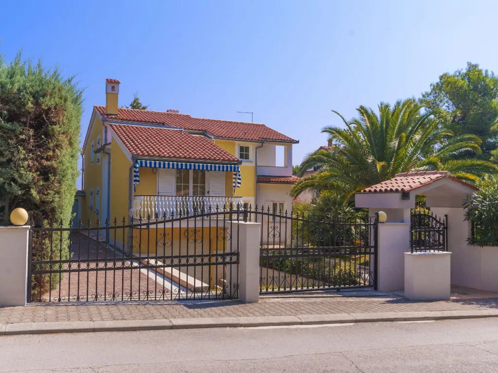 5-Bedroom House with Terrace Jacuzzi in Premantura