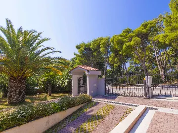 5-Bedroom House with Terrace Jacuzzi in Premantura