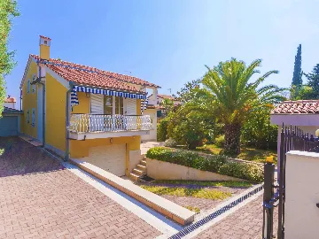 5-Bedroom House with Terrace Jacuzzi in Premantura