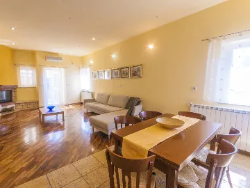 5-Bedroom House with Terrace Jacuzzi in Premantura