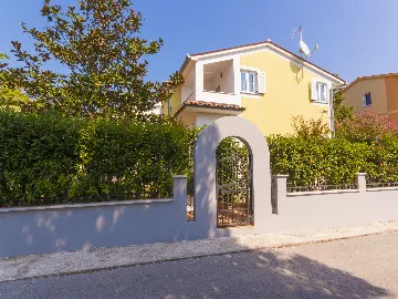5-Bedroom House with Terrace Jacuzzi in Premantura