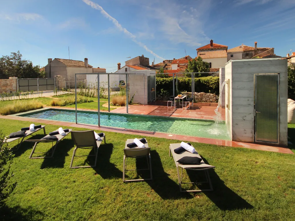 3-Bedroom House in Galižana for Up to 16