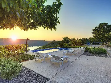 Raša Villa House with Pool for up to 10 Guests