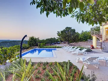 Raša Villa House with Pool for up to 10 Guests