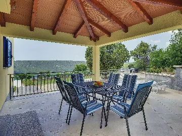 Raša Villa House with Pool for up to 10 Guests