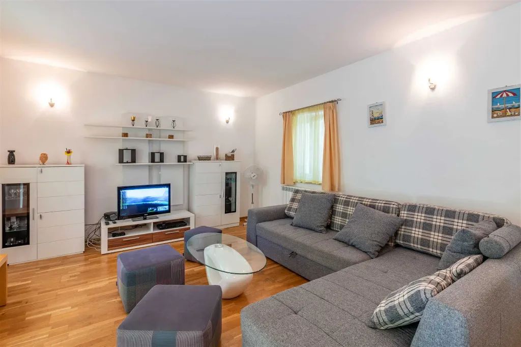 3-Bedroom House with Private Pool in Labin